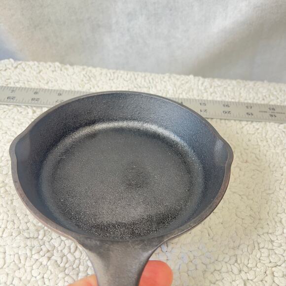 Lodge 6.5" Cast Iron Skillet 3SK Made in USA Double Pour Spout Camping Hiking - Picture 4 of 9